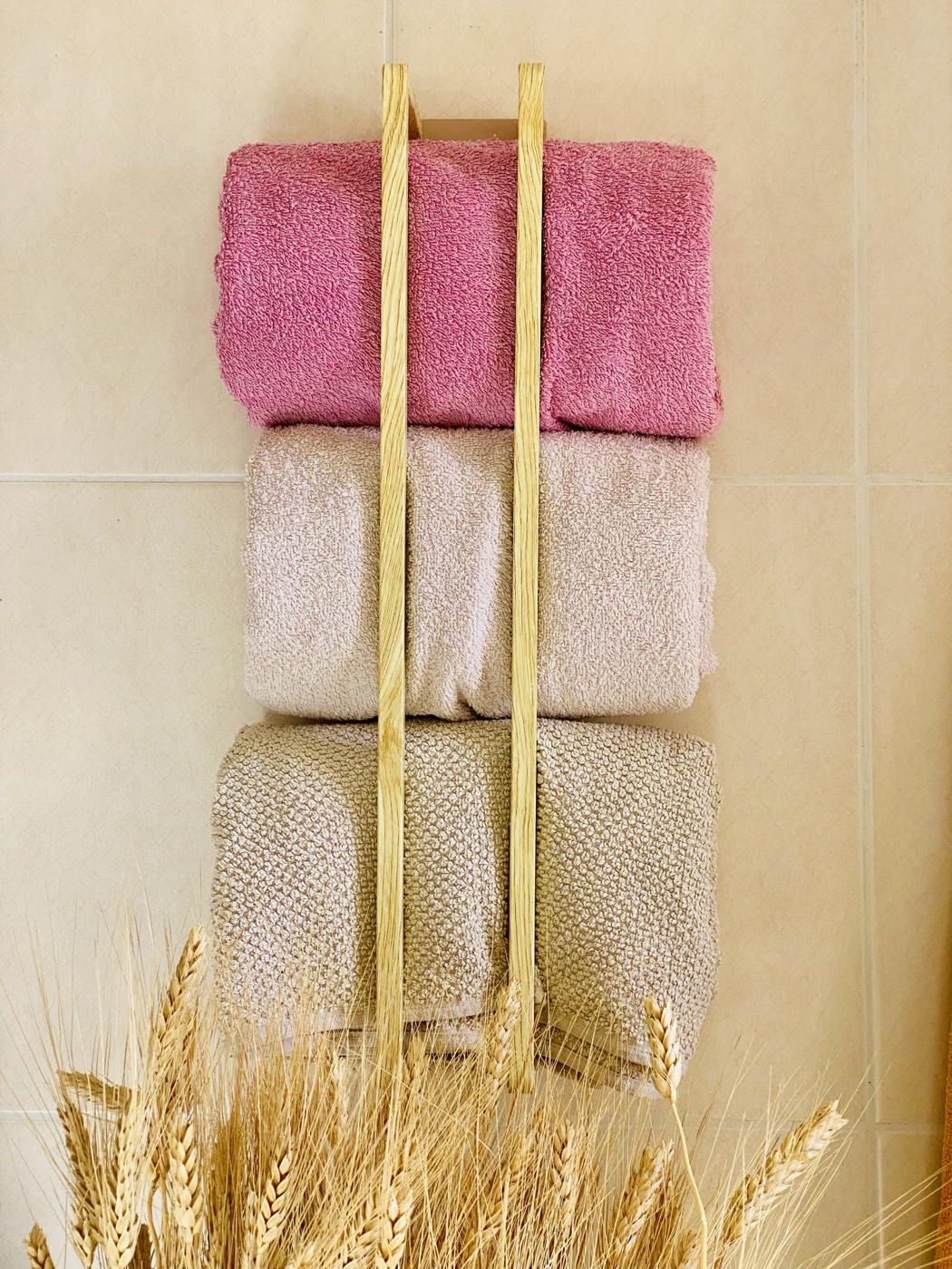 Porte-serviettes en bois, linge rose et beige, épis de blé