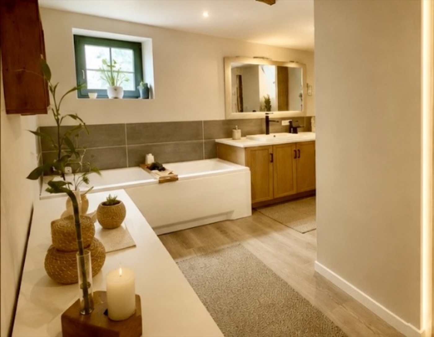Salle de bain en bois clair, bambou et bougies